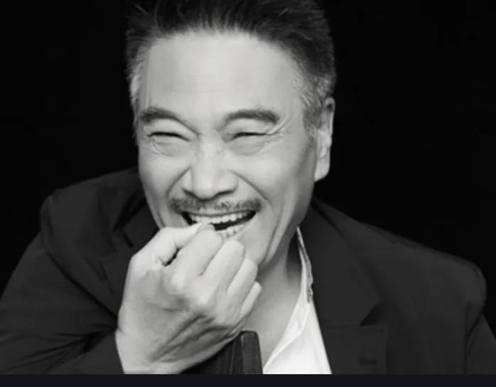 墜入愛河？59歲周星馳被拍「戀上17歲」落選港姐　女方「私照曝光」：甜美可人