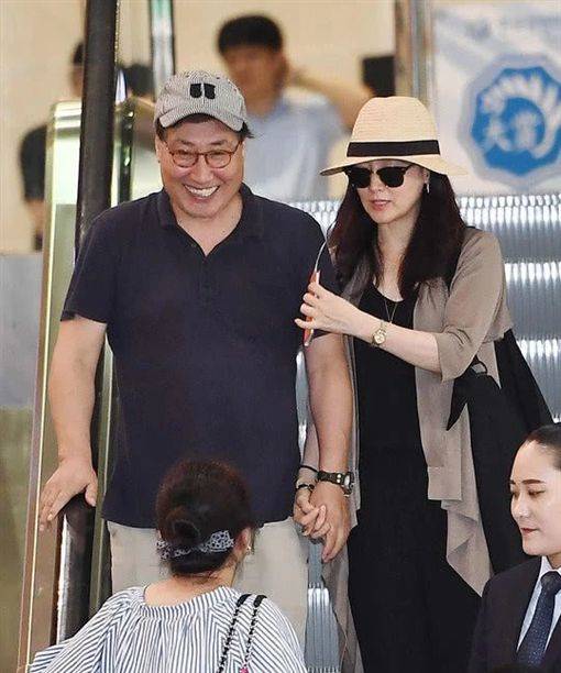 奪演藝圈「老少配冠軍」！李英愛「嫁大20歲老公」恩愛12年　70歲尪身價522億「對愛妻卻溫柔寵溺」❤