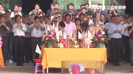 中元普渡超講究！郭台銘除了燒紙錢「桌上供品眉腳超多」　下重本「宴客好兄弟」網驚呼：難怪事業超成功