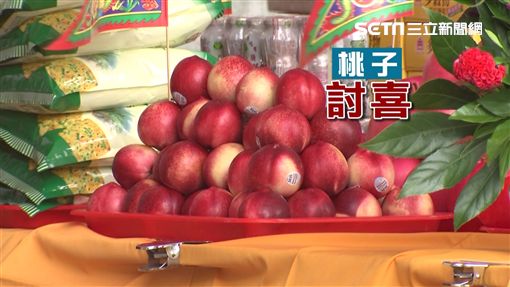 中元普渡超講究！郭台銘除了燒紙錢「桌上供品眉腳超多」　下重本「宴客好兄弟」網驚呼：難怪事業超成功