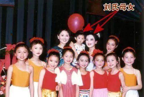 28歲生下劉亦菲！為女兒「放棄舞蹈家事業」 兩度離婚　孤身充當「19年經紀人」 
