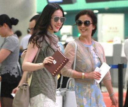 28歲生下劉亦菲！為女兒「放棄舞蹈家事業」 兩度離婚　孤身充當「19年經紀人」 