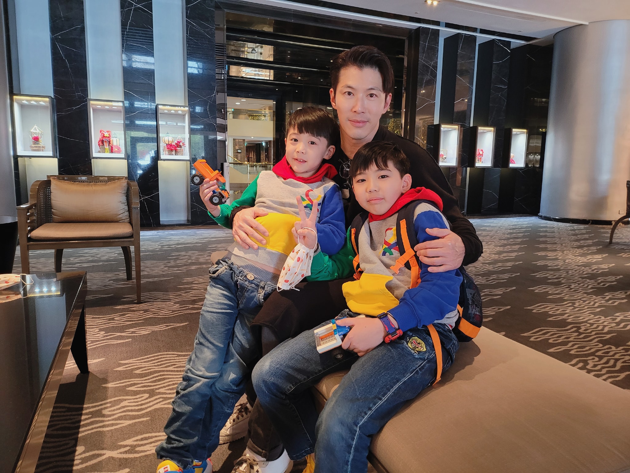 老婆受委屈不敢說！黃少祺控「妻小住防疫旅館」服務態度超差　員工留言開嗆「他秒打臉曝關鍵證據」霸氣護愛