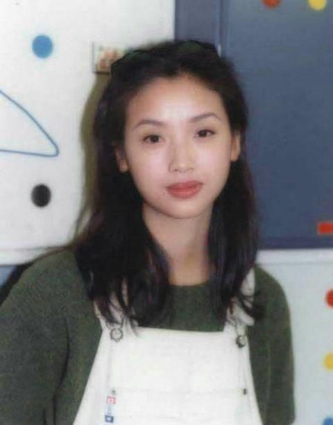 她醜到差點被送人！「曾拒劉德華求婚」錯愛12年男友分手　嫁圈外人「再露面」一家低調吃路邊攤
