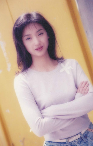 她醜到差點被送人！「曾拒劉德華求婚」錯愛12年男友分手　嫁圈外人「再露面」一家低調吃路邊攤