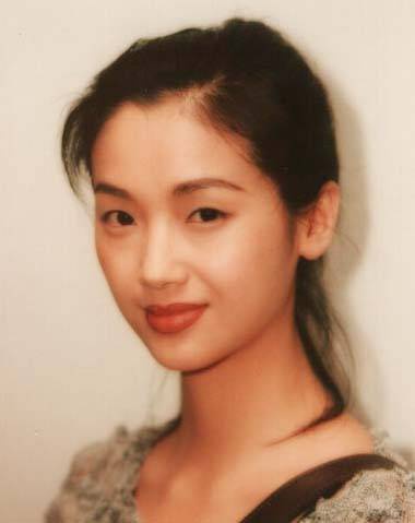 她醜到差點被送人！「曾拒劉德華求婚」錯愛12年男友分手　嫁圈外人「再露面」一家低調吃路邊攤