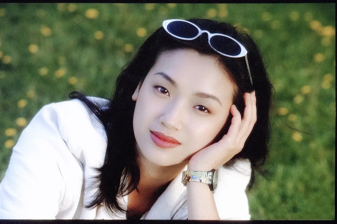 她醜到差點被送人！「曾拒劉德華求婚」錯愛12年男友分手　嫁圈外人「再露面」一家低調吃路邊攤