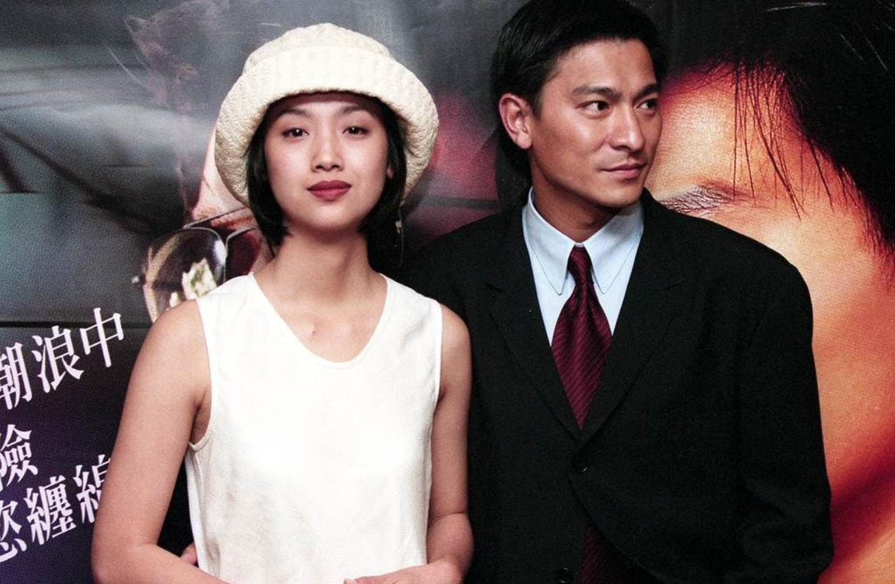 她醜到差點被送人！「曾拒劉德華求婚」錯愛12年男友分手　嫁圈外人「再露面」一家低調吃路邊攤