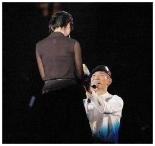 她醜到差點被送人！「曾拒劉德華求婚」錯愛12年男友分手　嫁圈外人「再露面」一家低調吃路邊攤