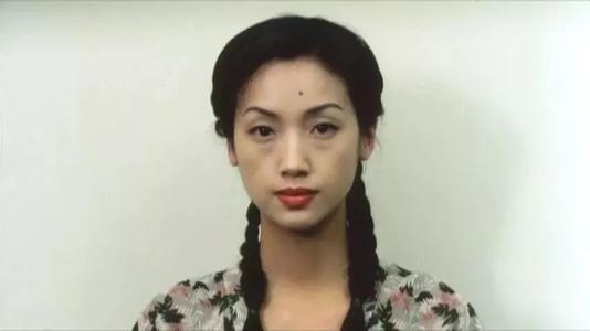 她醜到差點被送人！「曾拒劉德華求婚」錯愛12年男友分手　嫁圈外人「再露面」一家低調吃路邊攤