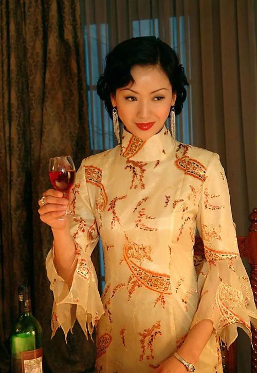 她醜到差點被送人！「曾拒劉德華求婚」錯愛12年男友分手　嫁圈外人「再露面」一家低調吃路邊攤