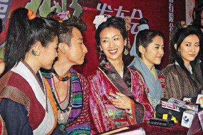 她醜到差點被送人！「曾拒劉德華求婚」錯愛12年男友分手　嫁圈外人「再露面」一家低調吃路邊攤