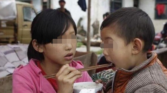 一手養大弟弟！姐姐婚後向弟弟「借2.2萬」救急　弟弟卻讓姐姐「寫借據」回家打開一看哭了