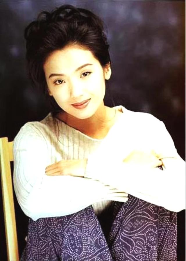 她醜到差點被送人！「曾拒劉德華求婚」錯愛12年男友分手　嫁圈外人「再露面」一家低調吃路邊攤