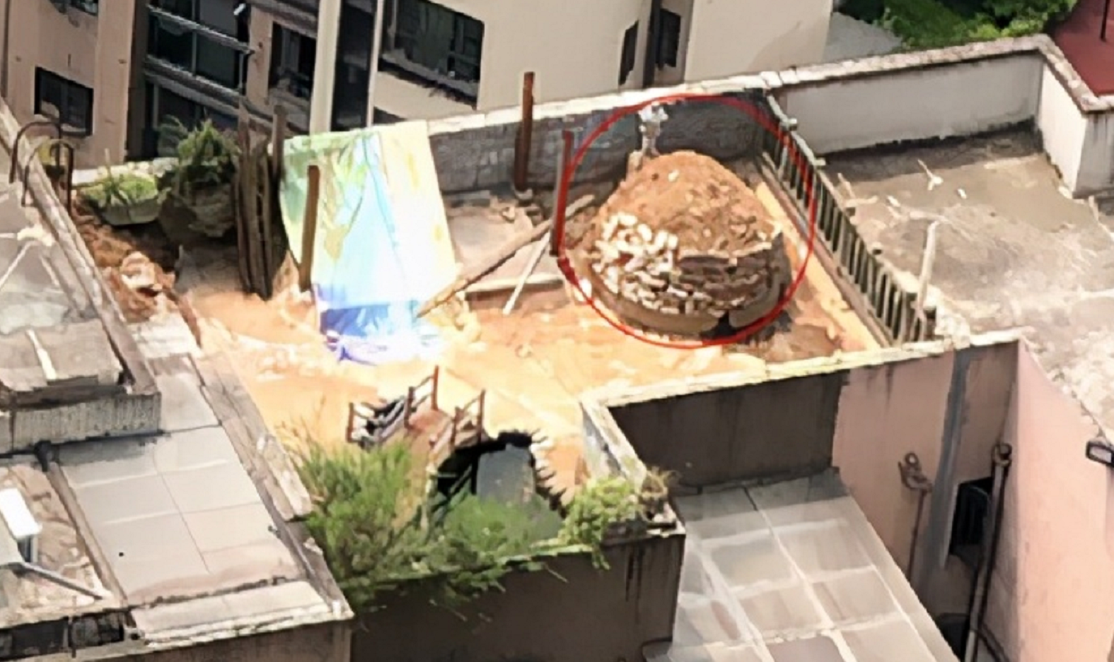 陽宅上建陰宅？男子發現對面樓頂上「有座墳墓」細看還有碑　業主「哭笑不得」回應：你扒開看看