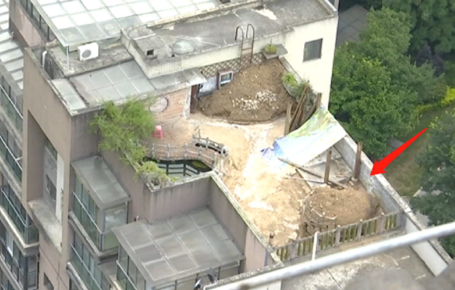 陽宅上建陰宅？男子發現對面樓頂上「有座墳墓」細看還有碑　業主「哭笑不得」回應：你扒開看看