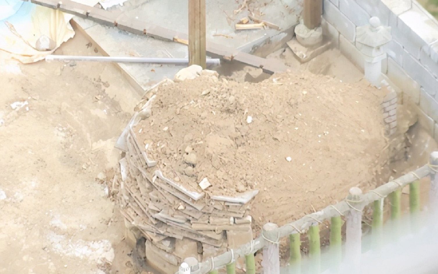 陽宅上建陰宅？男子發現對面樓頂上「有座墳墓」細看還有碑　業主「哭笑不得」回應：你扒開看看