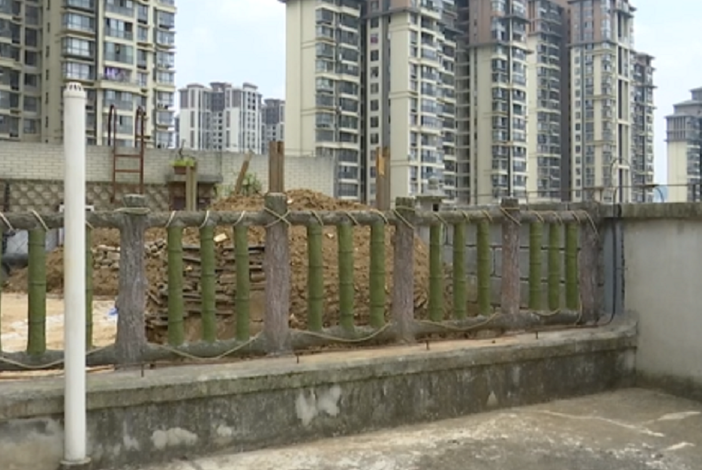 陽宅上建陰宅？男子發現對面樓頂上「有座墳墓」細看還有碑　業主「哭笑不得」回應：你扒開看看