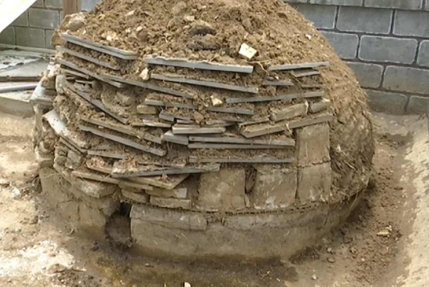 陽宅上建陰宅？男子發現對面樓頂上「有座墳墓」細看還有碑　業主「哭笑不得」回應：你扒開看看