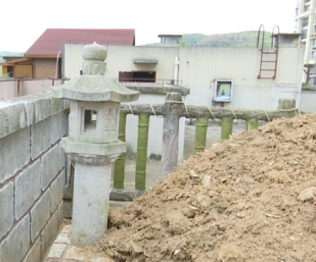 陽宅上建陰宅？男子發現對面樓頂上「有座墳墓」細看還有碑　業主「哭笑不得」回應：你扒開看看