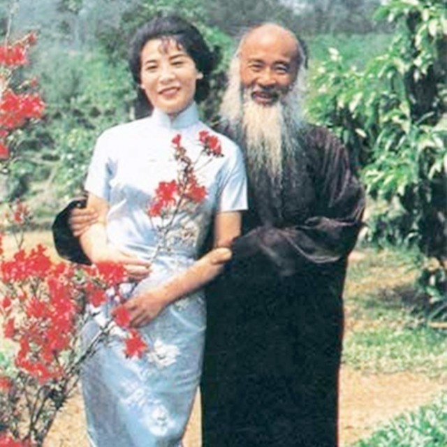15歲嫁給知名大咖！多年「連續生育」紅顏老去　他轉頭「三婚小19歲女」如今卻慘