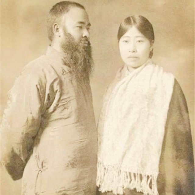 15歲嫁給知名大咖！多年「連續生育」紅顏老去　他轉頭「三婚小19歲女」如今卻慘