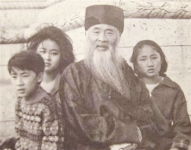 15歲嫁給知名大咖！多年「連續生育」紅顏老去　他轉頭「三婚小19歲女」如今卻慘
