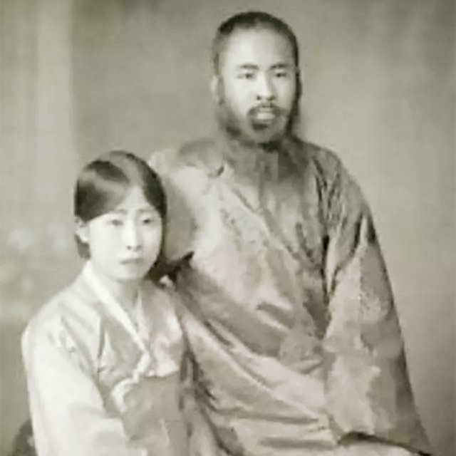 15歲嫁給知名大咖！多年「連續生育」紅顏老去　他轉頭「三婚小19歲女」如今卻慘