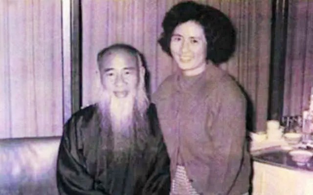 15歲嫁給知名大咖！多年「連續生育」紅顏老去　他轉頭「三婚小19歲女」如今卻慘