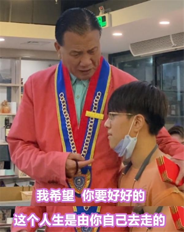 一家三口罕合體！萬梓良九代單傳「現身獨子成人禮」　父子情深「淚崩贈無字金屬牌」寓意深遠
