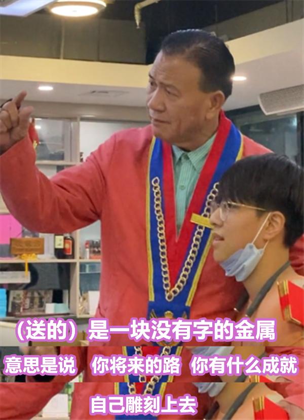 一家三口罕合體！萬梓良九代單傳「現身獨子成人禮」　父子情深「淚崩贈無字金屬牌」寓意深遠