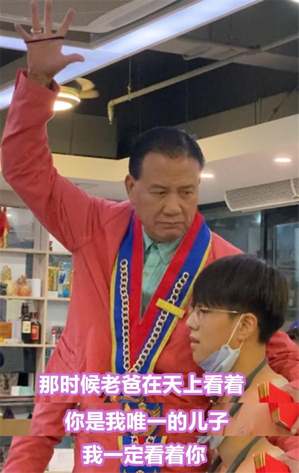 一家三口罕合體！萬梓良九代單傳「現身獨子成人禮」　父子情深「淚崩贈無字金屬牌」寓意深遠