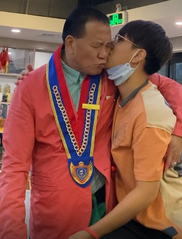 一家三口罕合體！萬梓良九代單傳「現身獨子成人禮」　父子情深「淚崩贈無字金屬牌」寓意深遠