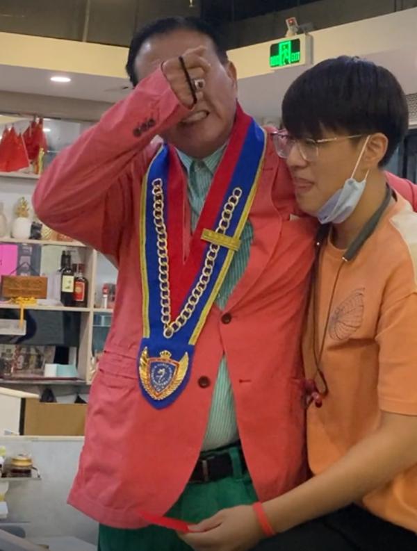 一家三口罕合體！萬梓良九代單傳「現身獨子成人禮」　父子情深「淚崩贈無字金屬牌」寓意深遠