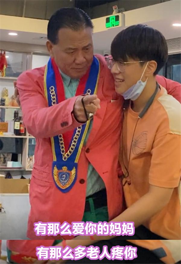 一家三口罕合體！萬梓良九代單傳「現身獨子成人禮」　父子情深「淚崩贈無字金屬牌」寓意深遠
