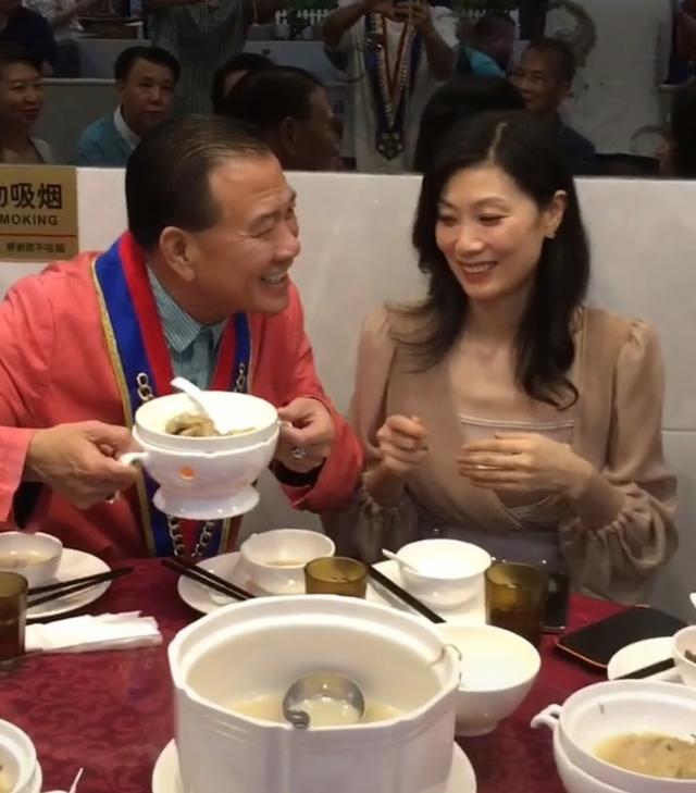 一家三口罕合體！萬梓良九代單傳「現身獨子成人禮」　父子情深「淚崩贈無字金屬牌」寓意深遠