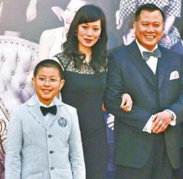 一家三口罕合體！萬梓良九代單傳「現身獨子成人禮」　父子情深「淚崩贈無字金屬牌」寓意深遠