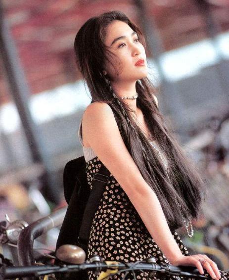 因家窮差點被母親賣掉！15歲憑貌美走紅　嫁豪門17年後離婚「前夫滿世界追著復合」 