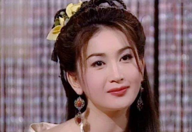 因家窮差點被母親賣掉！15歲憑貌美走紅　嫁豪門17年後離婚「前夫滿世界追著復合」 