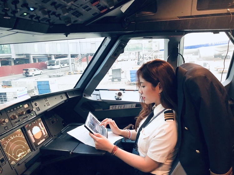 有夢就去追！36歲美女空姐靠努力翻身「躍上最美副機長」　「圓夢開飛機」霸氣喊話：男人能做到女人也行