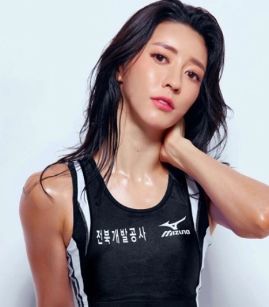 跑道上最佳焦點！韓國運動女將「被封田徑界李英愛」　超強腹肌辣翻「私下巨星級自拍」一看秒戀愛