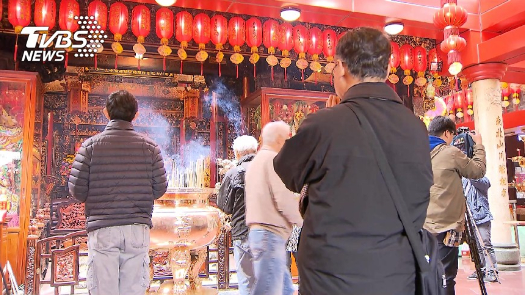 鬼月觸犯禁忌！高雄男河邊噓噓「背後跟了3個老人」衰運纏身　急回現場「崩潰下跪道歉」：拜託原諒我