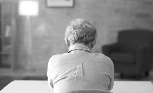 為避稅堅持生前分產！92歲嬤「遭最寵愛女兒翻臉獨吞」欲哭無淚　「擁5子女卻孤獨終老」悔不當初