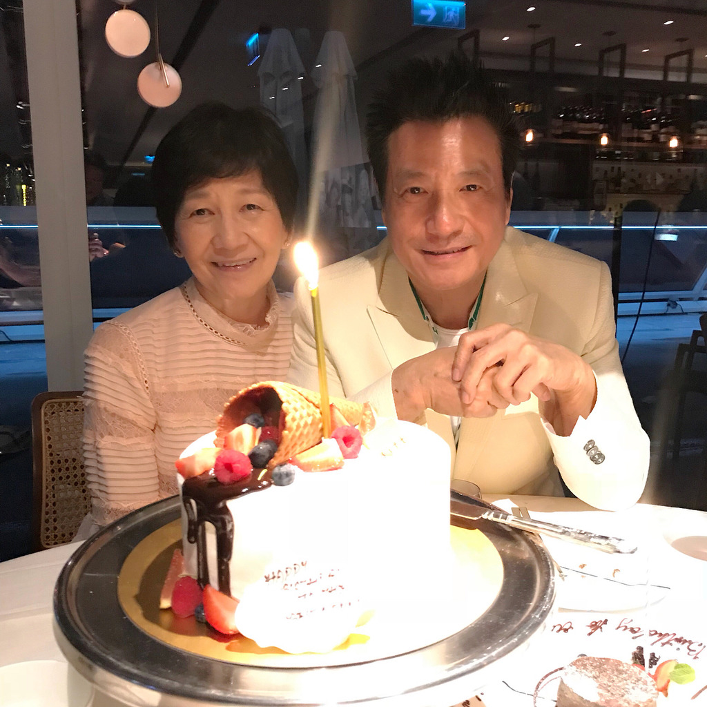 慕容復變帥大叔！72歲石修「俏皮和兒比心」曝50年前拐妻內幕　「哥哥成功變老公」沒婚禮沒婚紗