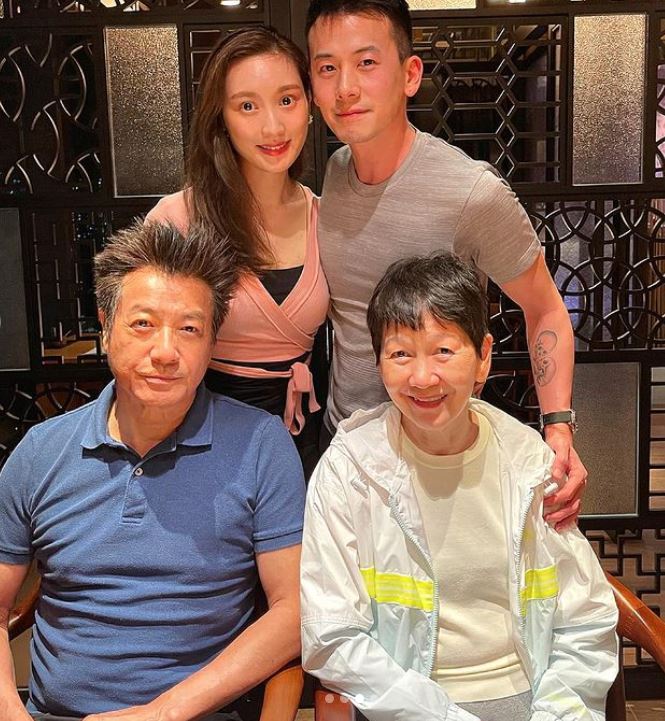 慕容復變帥大叔！72歲石修「俏皮和兒比心」曝50年前拐妻內幕　「哥哥成功變老公」沒婚禮沒婚紗