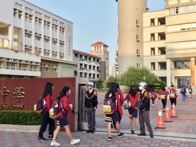 沒錢別生孩子？16歲堂妹「月賺8千養自己」還要付學費　崩潰喊「根本來受苦的」：比成年人還要累