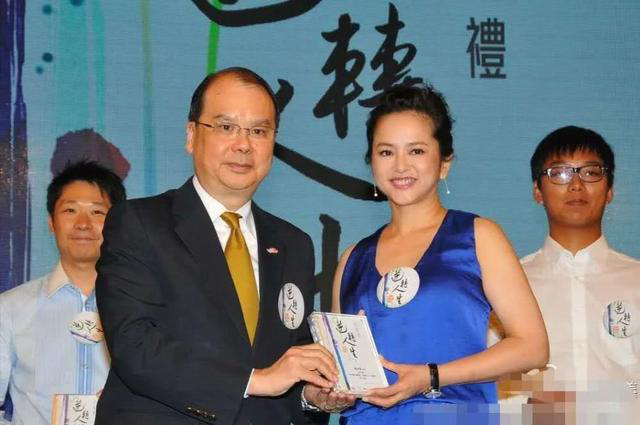 她是林志穎初戀！被豪門老公「曝閨房秘事」受萬人唾棄　落魄「當售樓小姐」花7年考碩士翻身