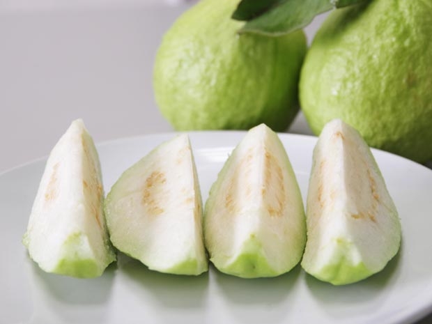 吃芭樂沾什麼？她不加梅子粉「改換這一味」老饕喊：懂吃　不甜的都變甜「越吃越唰嘴」