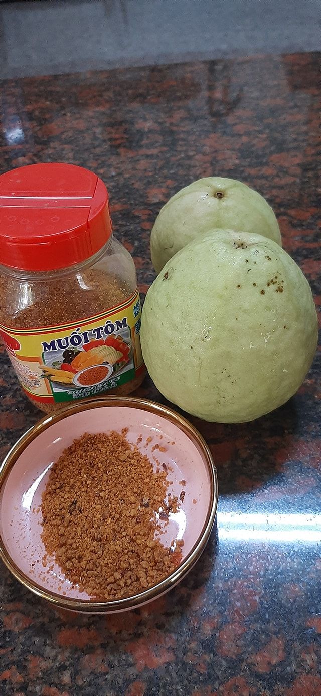 吃芭樂沾什麼？她不加梅子粉「改換這一味」老饕喊：懂吃　不甜的都變甜「越吃越唰嘴」