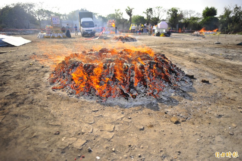 殯儀館燒庫錢！冥紙堆裡「驚見20萬真鈔」趕緊撲滅　搶救成功「紅包上寫幾個大字」專家驚：先報警